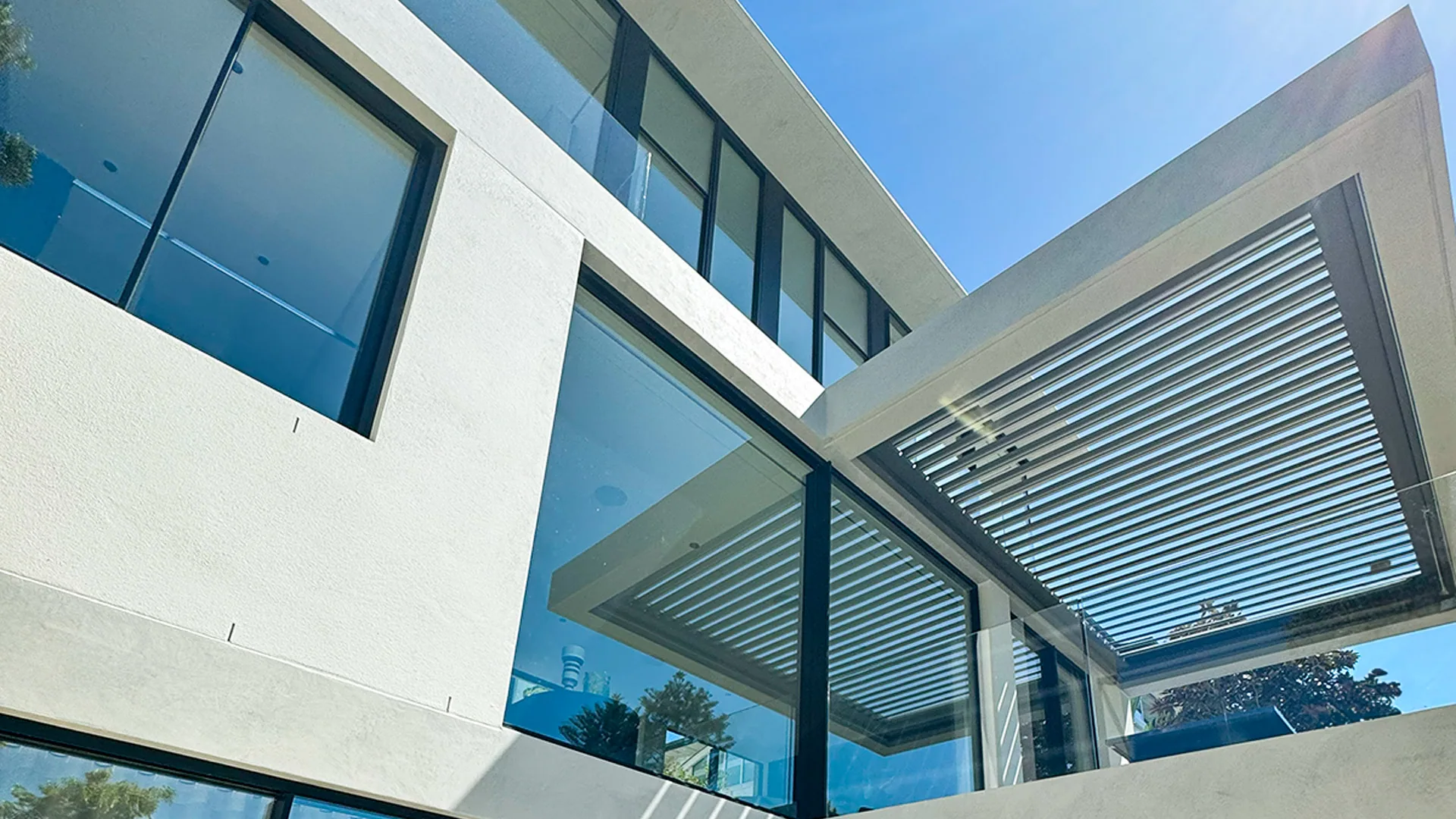 Chamberlain Avenue, Rose Bay - rendered external walls, glass and louvred detail